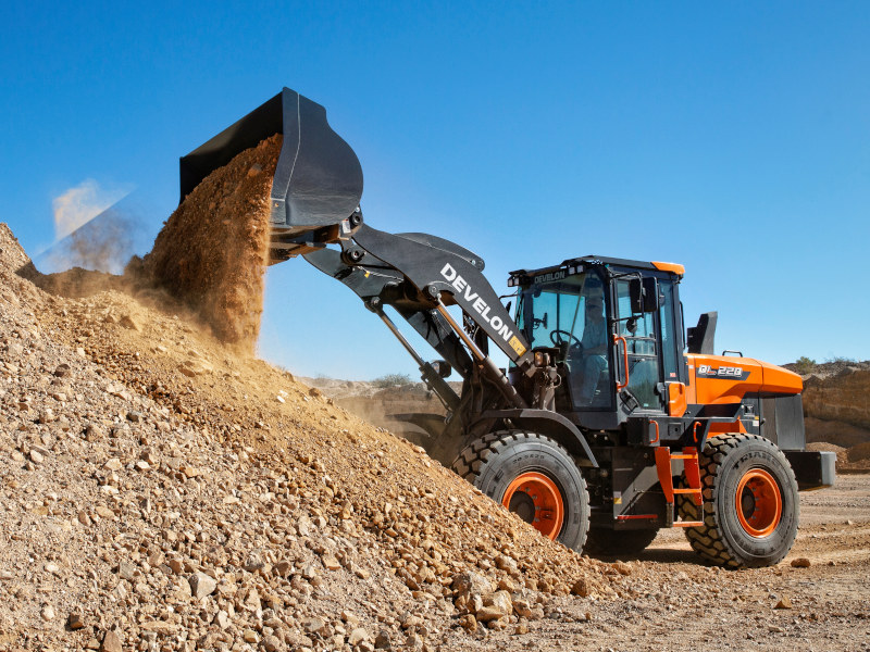 2014 Develon DL250-3 dropping gravel payload